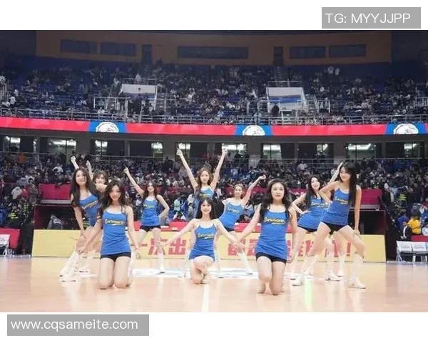 女孩在篮球场上与明星亲密互动尽显青春活力与魅力 女孩在篮球场上与明星亲密互动尽显青春活力与魅力